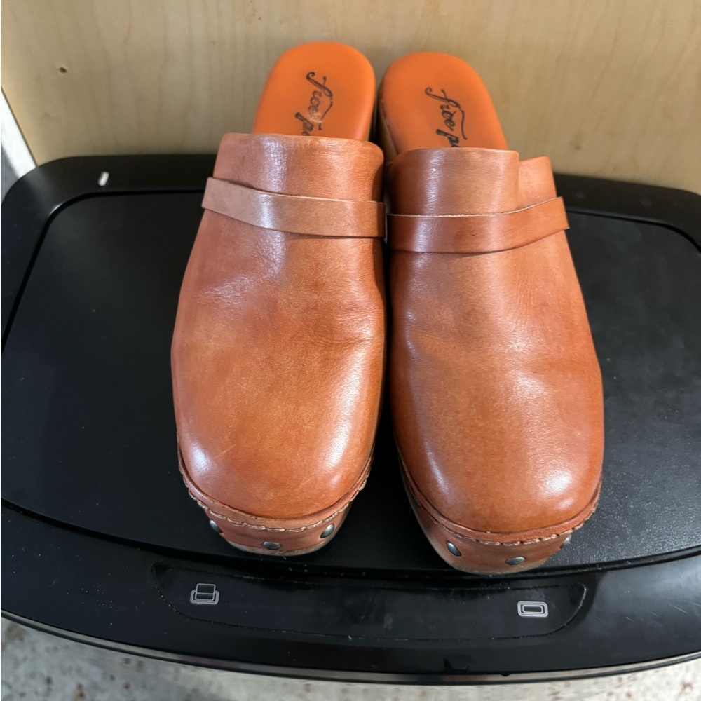 Womens Free People Leather Studded Clogs Light Brown Sz 37
